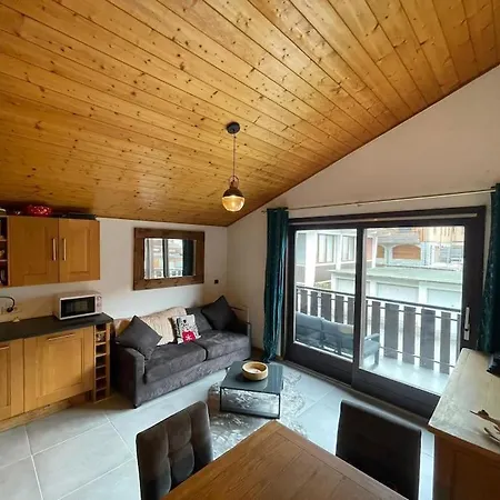 Apartment 1st Floor In With Private Garage *